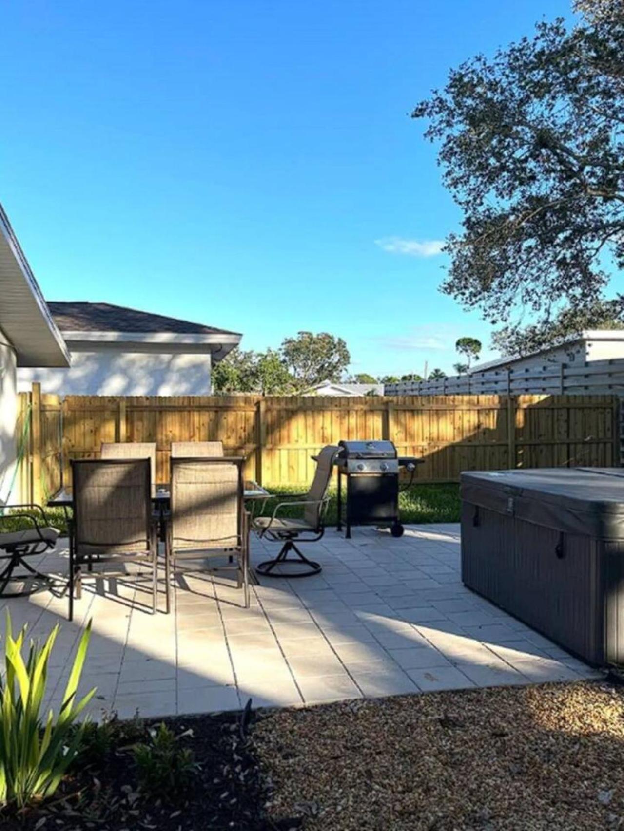 Fully Fenced With Hot Tub Near Siesta Key Bridge Holiday home *