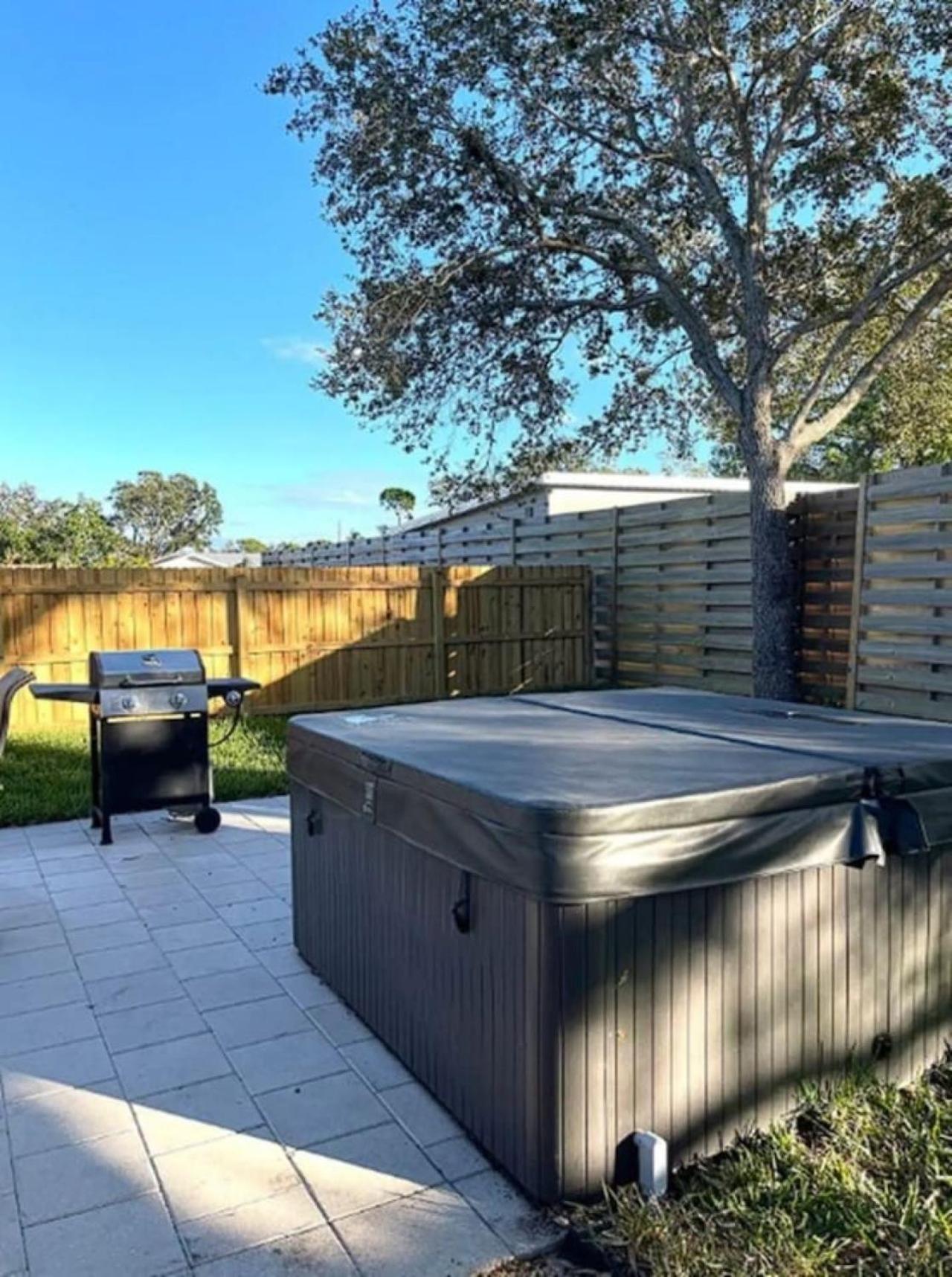 Fully Fenced With Hot Tub Near Siesta Key Bridge Holiday home *